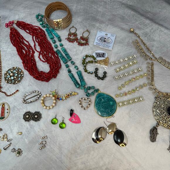 Huge Lot Mostly Vintage Some Now Costume Jewelry Need Repair Necklaces Brooches - Picture 3 of 6